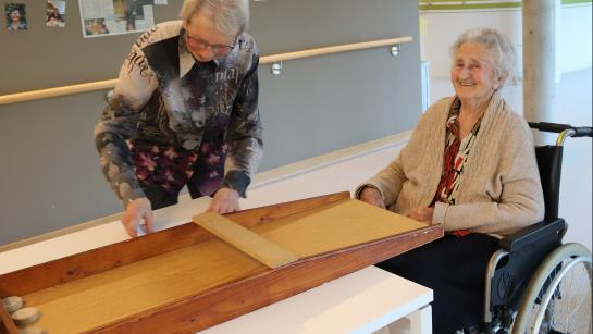 Een bewoner speelt een volksspel