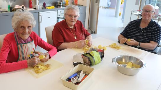 Drie bewoners van het WZC koken in de kookclub