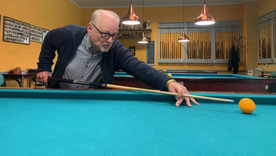 Een man is aan het biljarten in het LDC