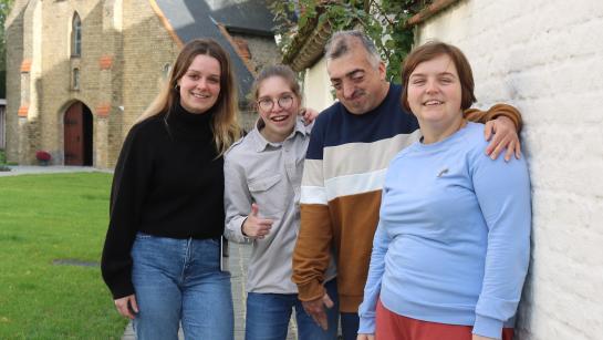 Medewerkster en enkele bewoners van De Lovie