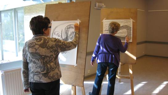 Twee deelnemers aan het tekenen tijdens de les tekenen en schilderen in het LDC