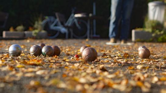 Een spelletje petanque in de tuin van het LDC