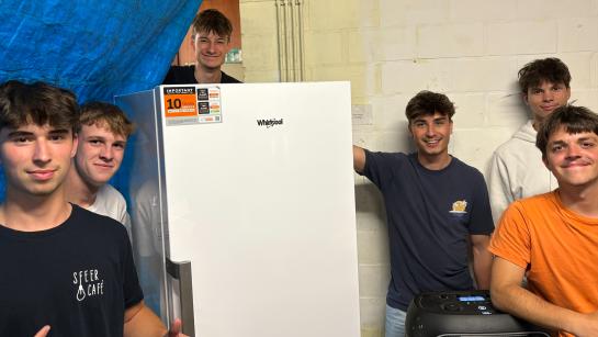 Een jeugdbeweging met hun nieuwe frigo