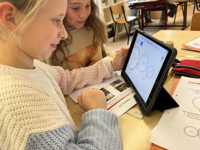 Leerlingen met digitale toestellen in de les