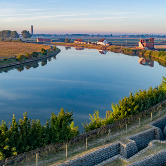 Dodengang met in de verte IJzertoren en stad Diksmuide, de drie ondersteuners van het project Memorabel IJzerfront