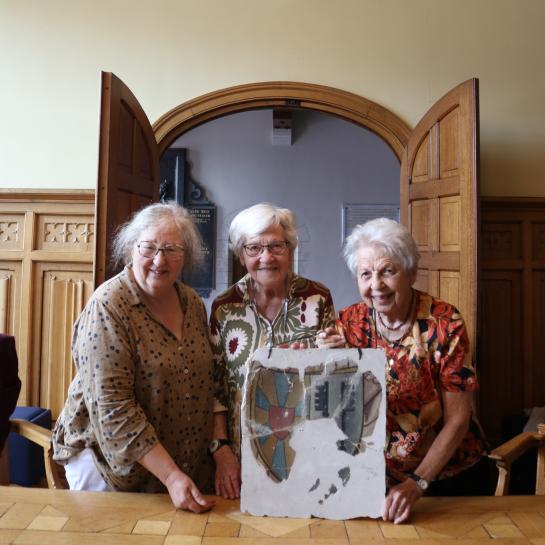De zussen Christiane & Monique met kleindochter Anne-Christine overhandigen het oud wapenschild van Diksmuide
